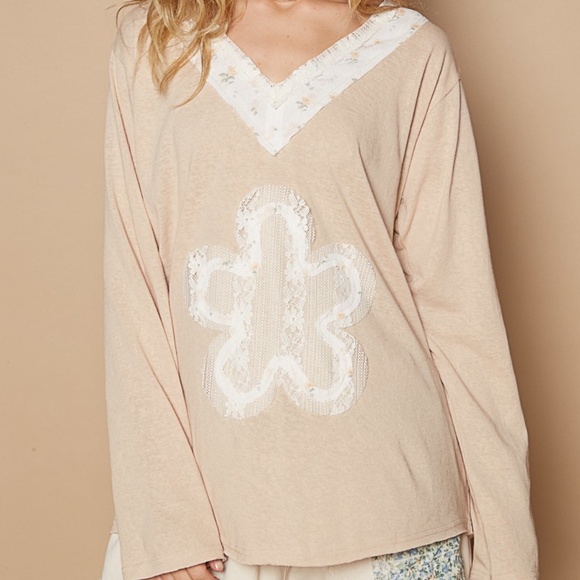 Pol Clothing Tan Lace Flower Patch Relaxed Fit Long Sleeve V Neck Top Size S-L - Picture 1 of 6